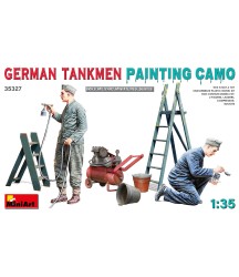 German Tankmen Painting Camo 1/35